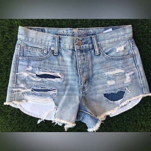 High Waisted Denim Shorts: Levi’s Mom Short (27) x AE Jean Cut-Off Shorts (2) - Picture 7 of 9